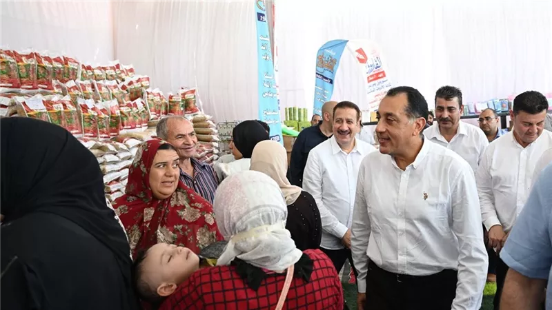 رئيس الوزراء يتفقد سوق اليوم الواحد للسلع الغذائية بأشمون