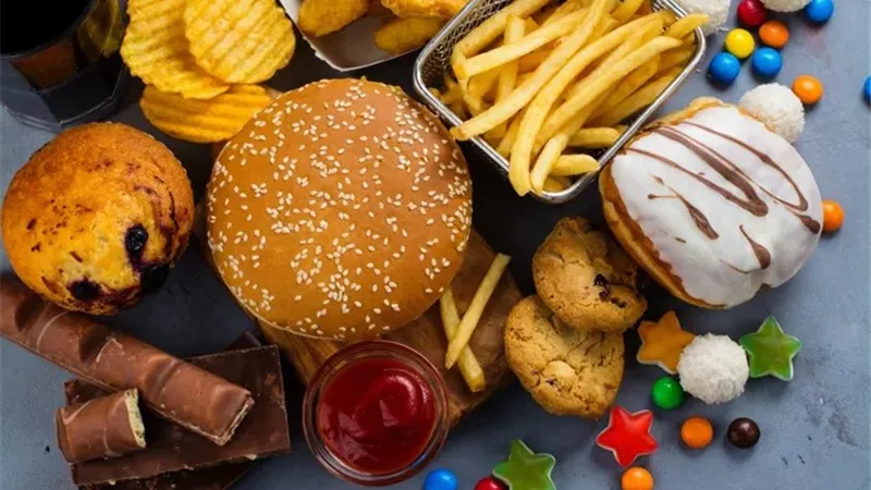 أعراض لا تتجاهلها.. 10 علامات تؤكد أنك مدمن أطعمة فائقة التصنيع