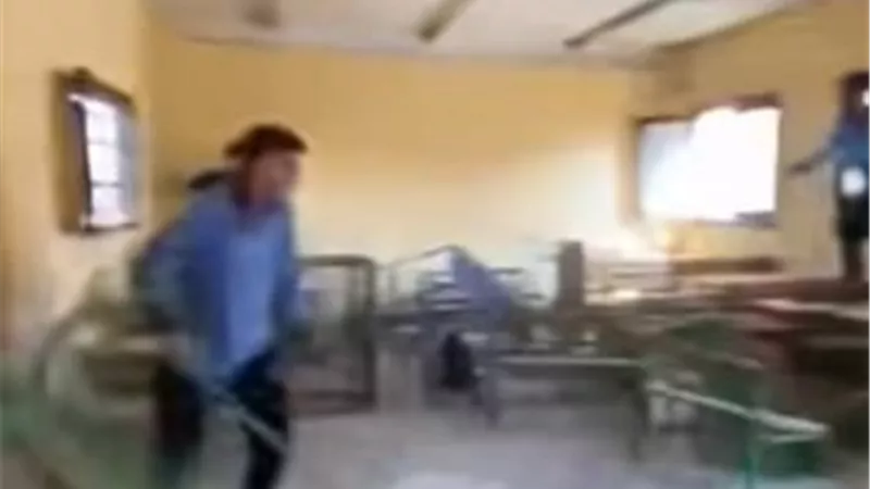 الأمن يفحص فيديو يظهر طلابًا يخربون الفصول ويعبثون بالمقاعد