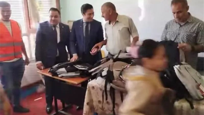 إحالة مدير مدرسة للتحقيق بعد السماح بتوزيع حقائب على الطلاب داخل المدرسة