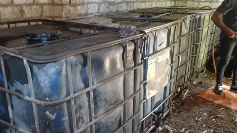 قبل بيعها بالسوق السوداء.. ضبط 7 أطنان سولار بأحد المخازن بأسيوط