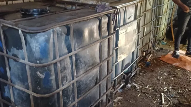ضبط 7 أطنان سولار بأحد المخازن بقرية جحدم بمنفلوط قبل بيعها بالسوق السوداء