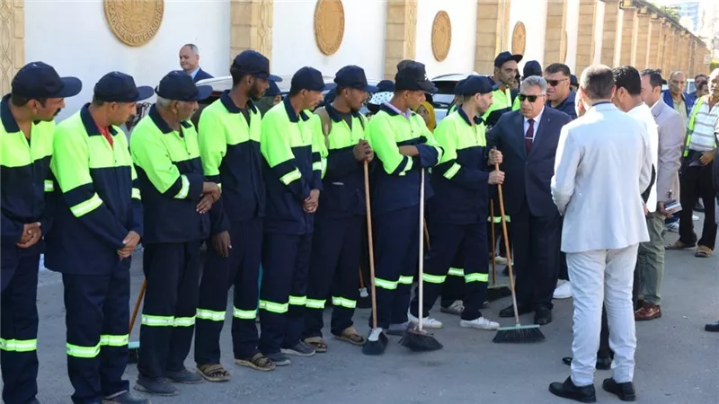 لدعم منظومة النظافة.. محافظ الدقهلية يلتقى بعمال شركة النظافة بحى غرب المنصورة
