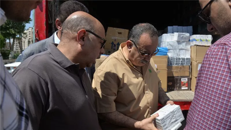 محافظ أسيوط يستقبل شحنة أدوية و10 كراسي كهربائية متحركة لتوزيعها 