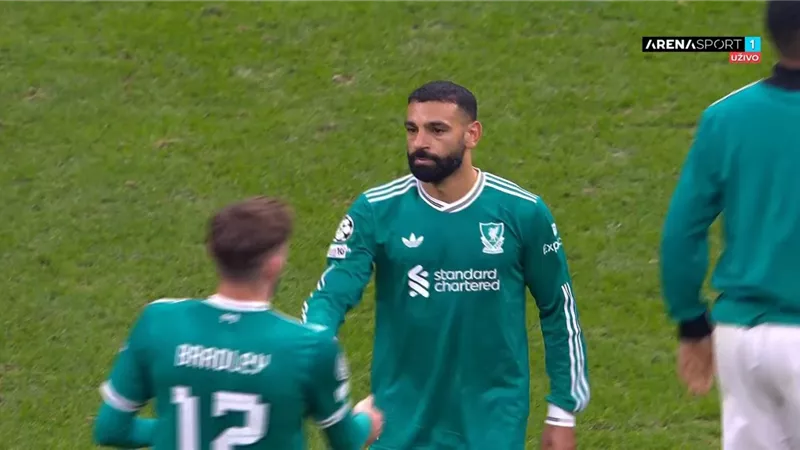 مصافحة محمد صلاح للاعبي جالطة سراي تثير جدلا واسعا عقب خسارة ليفربول 