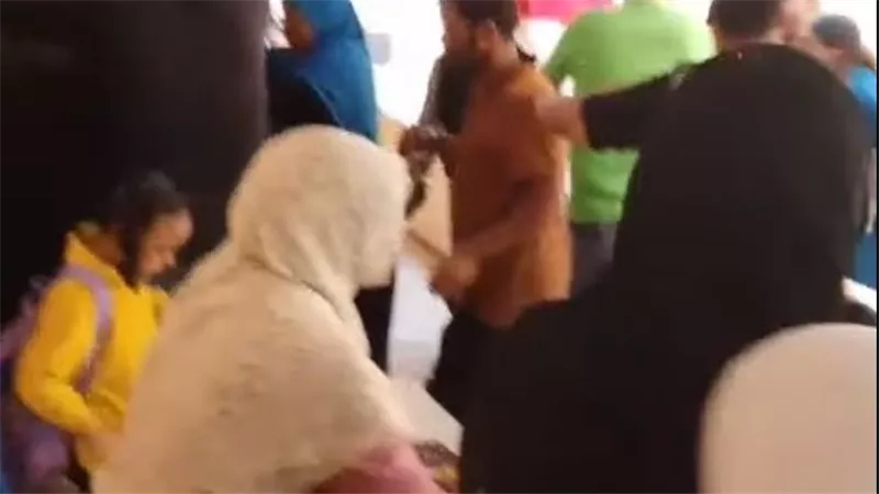 القصة الكاملة لاعتداء أولياء أمور على معلم بـ«الشبشب» داخل مدرسة بالمنيـب
