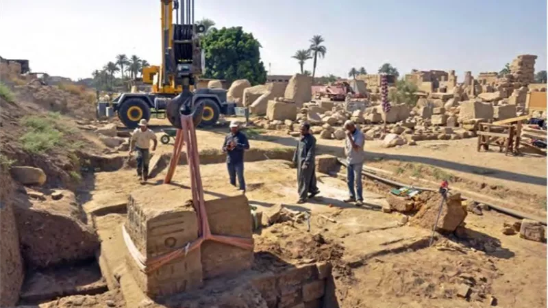 الكشف عن لوحة نادرة من العصر اليوناني الروماني قرب بوابة الملك رمسيس الثالث