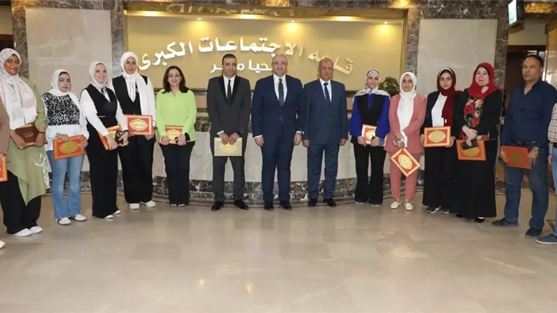 محافظ بني سويف يُكرّم العاملين بالتخطيط والتنمية العمرانية لجهودهم 