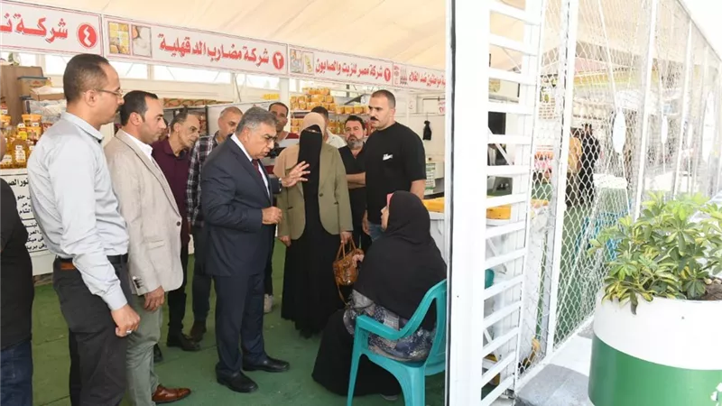 محافظ الدقهلية يتفقد المعرض الدائم للسلع الغذائية بشارع قناة السويس بالمنصورة