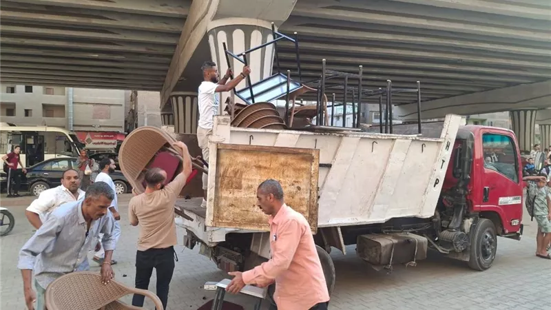 الجيزة: غلق وتشميع 10 مقاهي ومحلات مخالفة ومتعدية على حرم الطريق العام 