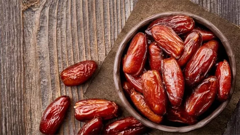 أسعار البلح تتباين في رمضان.. و«قرن غزال» يصل إلى 100 جنيه للكيلو