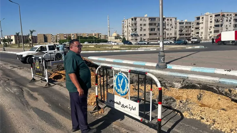 بداية من أمام مركز الشباب.. إصلاح الجزء التالف من طريق السويس القاهرة 