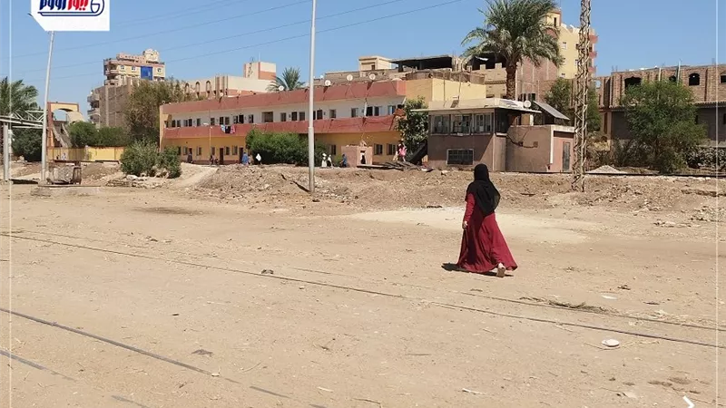 بنموت يوميا.. أهالي قوص بقنا يستغيثون لغلق من مزلقان غير شرعي يربط المدينة