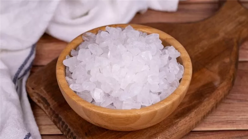 لماذا يجب مسح الأرضيات بالماء بعد تنظيفها بالملح؟ خبيرة طاقة تجيب