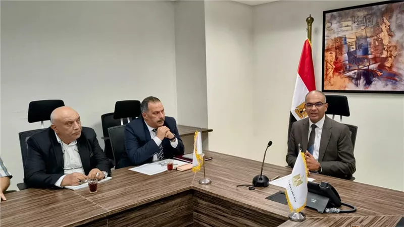 إسماعيل يُتابع موقف مشروعات الصرف الصحى ضمن