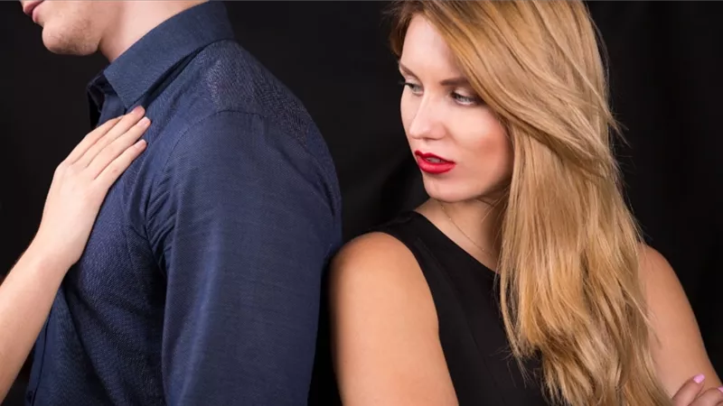 4 إشارات تكشف أن شخص ما يحاول التقرب من شريكك وسرقته منك 	