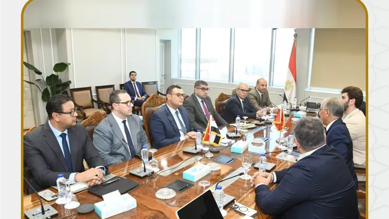 وزير الإسكان يلتقي السفير المغربي لبحث أوجه التعاون بين مصر والمغرب