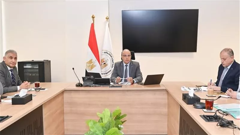 وزير الري يتابع أعمال تطهير نهر النيل والترع والمصارف والتعامل مع الحشائش
