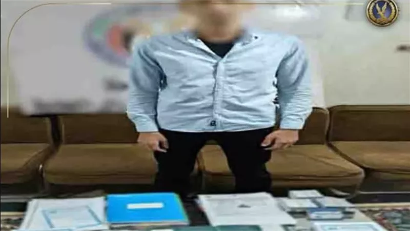 نصب عليهم.. الداخلية تضبط شخص يزعم تسهيل سفر العاملين للخارج