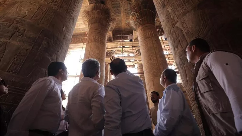 السياحة والآثار تكتب فصلًا جديدًا في إسنا.. الوزير بين الألوان العتيقة والوجوه