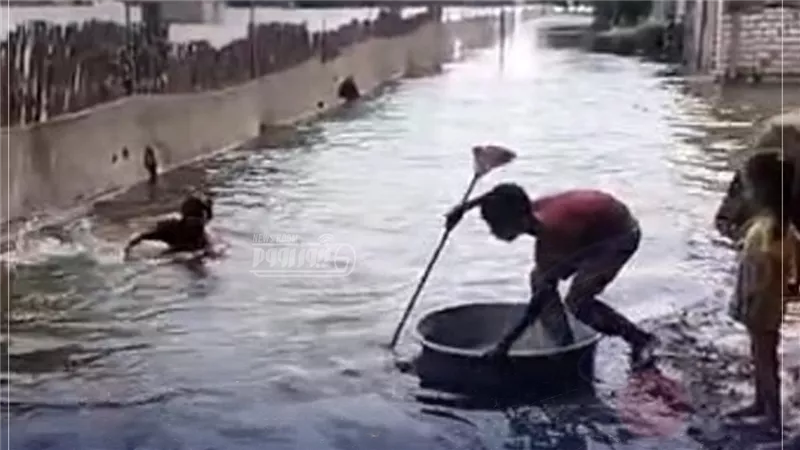 هم يبكي وهم يضحك.. صغار قرية دلهمو حولوا مأساة الغرق لساحة تجديف بالطشت