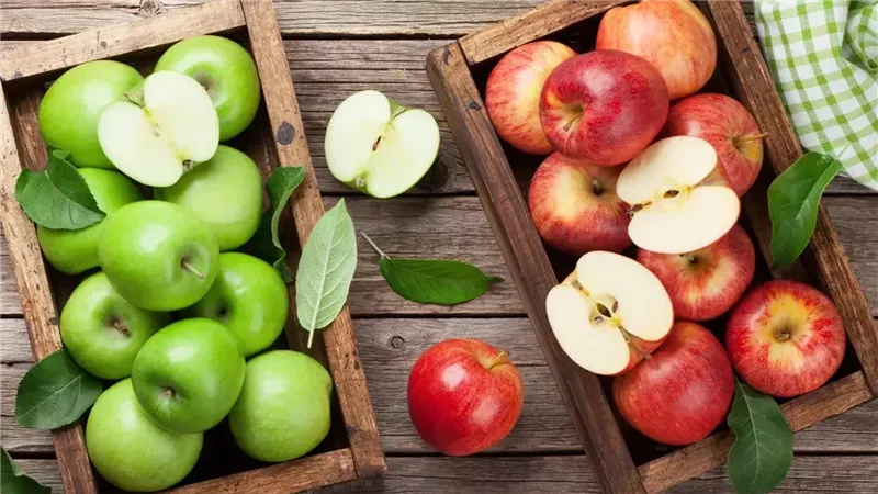 تعرف علي الفرق بين التفاح الأحمر والأخضر وفوائدهما الصحية