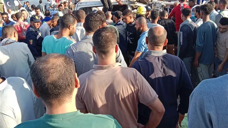 مصرع 4 وإصابة 12 أخرين جراء حادث تصادم أعلى الطريق الأوسطي |تفاصيل