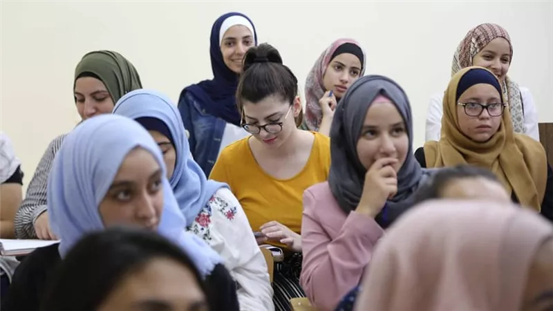 هل يجوز تأخير الصلاة لحضور المحاضرات إذا وُجد متسع في الوقت؟