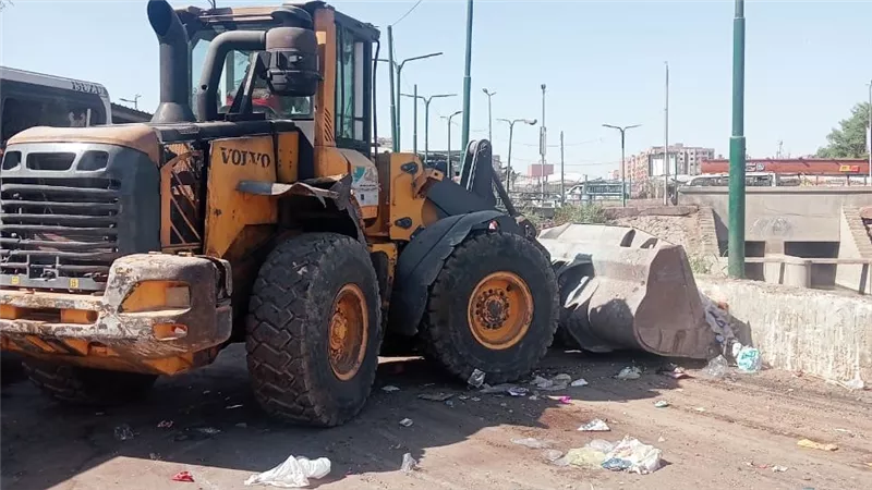 حملات نظافة ورفع مخلفات بمناطق التحكم المركزي والوليدية بحي شرق بأسيوط