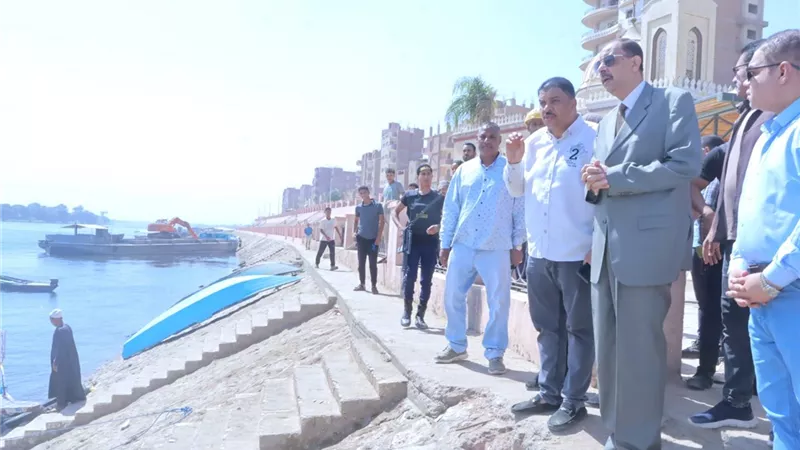 محافظ سوهاج يتفقد جزيرة المستجدة ويلتقي الأهالي للاطمئنان على منسوب النيل