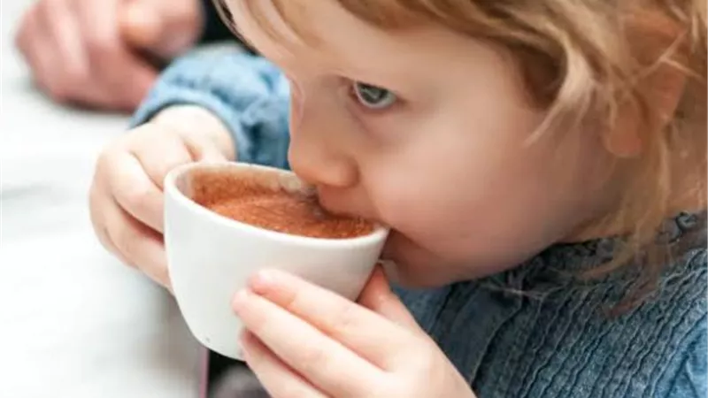 أضرار الشاي والقهوة على الأطفال: مخاطر صحية يجب الانتباه لها
