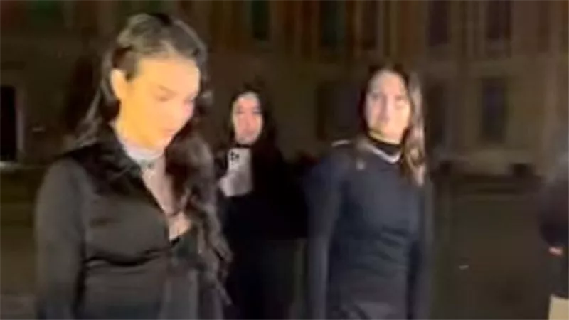 جورجينا رودريجيز تحضر عرض أزياء بالنسياجا بأسبوع باريس للموضة 