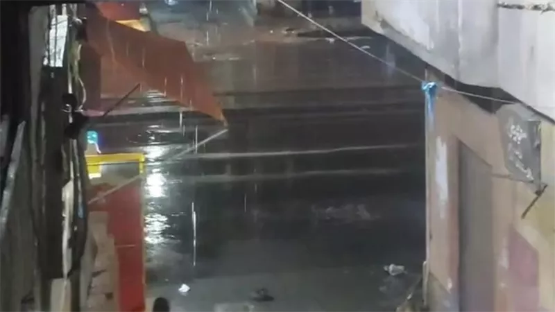 أمطار غزيرة تضرب محافظة الإسكندرية والصرف الصحي يرفع حالة الطوارئ 