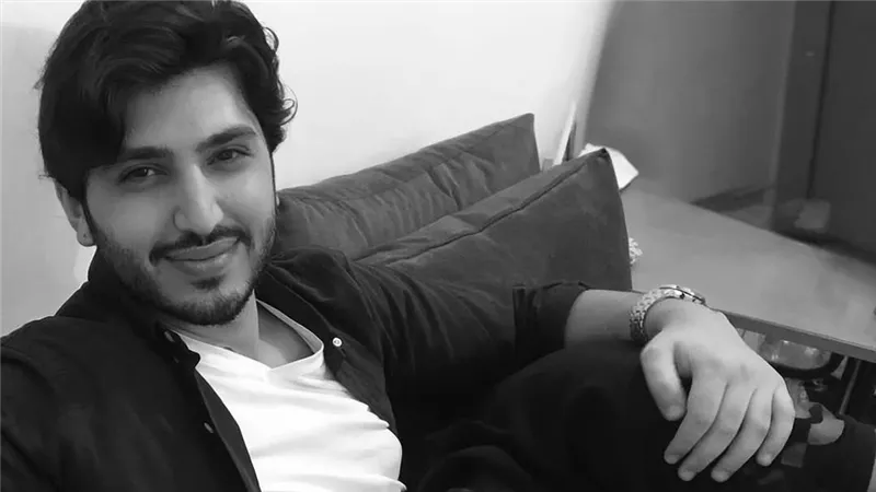 بعد تسليم نفسه .. محمد فضل شاكر ينشر صورة مع والده