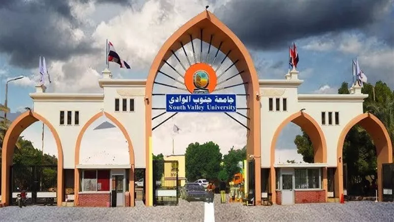جامعة قنا تخصص شاشات كبرى بساحة الجامعة لعرض افتتاح المتحف المصري الكبير