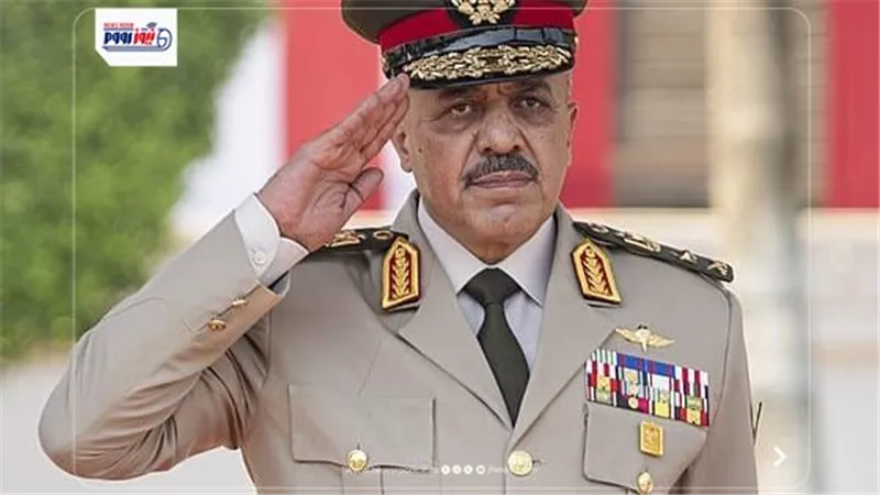 وزير الدفاع ينيب قادة الجيوش لوضع أكاليل الزهور على قبر الجندي المجهول