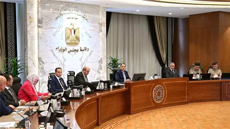 رئيس الوزراء يُتابع موقف مشروعات تطوير البُنى التحتية وأنظمة التأمين بالمطارات