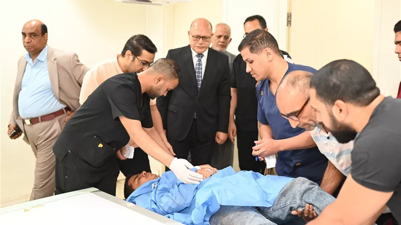 رئيس جامعة سوهاج يتابع حالة مصابي تصادم سيارتين على طريق جهينة 