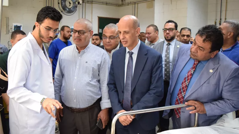 رئيس جامعة بنى سويف يطمئن على الطلاب المصابين فى حادث ميكروباص بطريق الفيوم