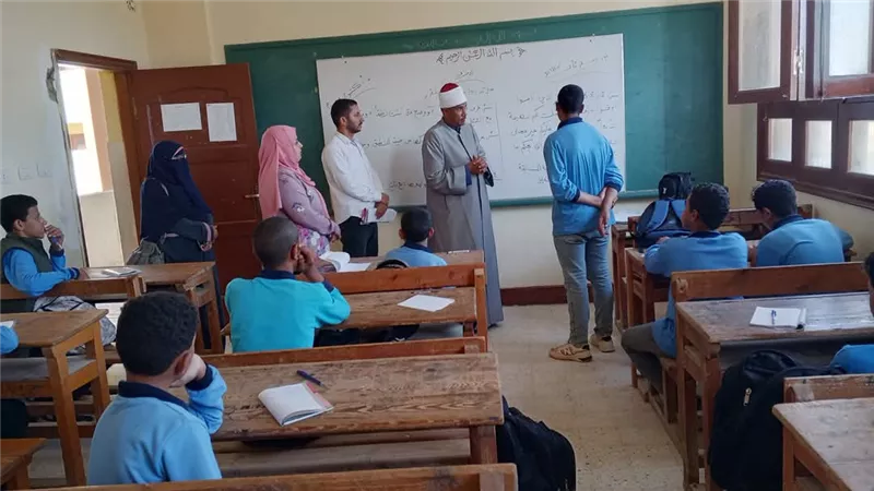 رئيس المنطقة الأزهرية بالسويس يتفقد طابور الصباح والفصول الدراسية