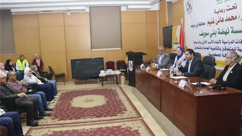 نائب محافظ بني سويف يسلم 53 منحة دراسية للمتفوقين من الثانوية العامة والأزهرية