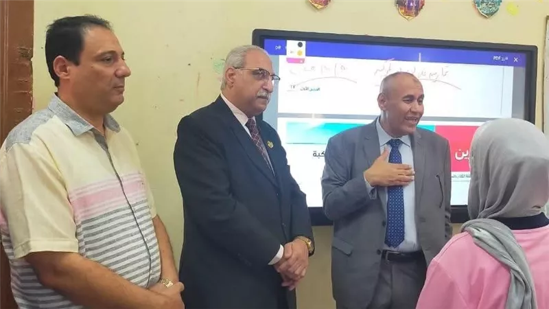 نائب وزير التعليم ووكيل تعليم القليوبية يتابع سير الدراسة بمدارس بنها 
