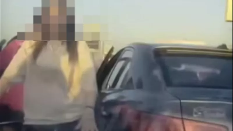 بعد تصوير الشاب والفتاة داخل السيارة.. هل يعاقب مصور الفيديو؟ قانونية توضح 