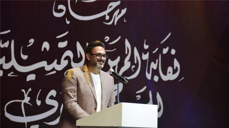 بعد شكرها له .. أكرم حسني يوجه رسالة إلي نقابة المهن التمثيلية 