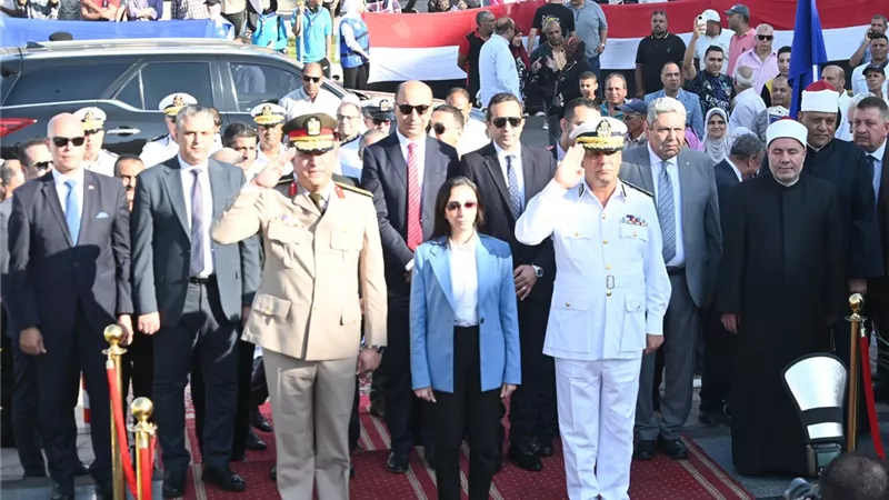لذكرى أكتوبر المجيدة.. محافظ البحيرة يضع إكليلًا من الزهور على النصب التذكاري