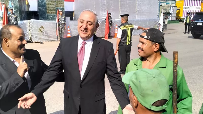 محافظ الغربية يمازح عمال النظافة.. وعامل: «ربنا يكرمه الراجل ده»