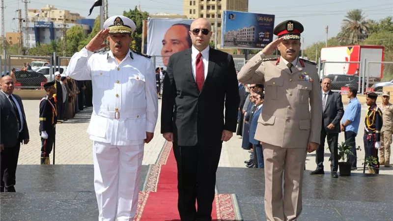 محافظ بنى سويف يضع إكليل الزهور على النصب التذكارى احتفالا بنصر أكتوبر