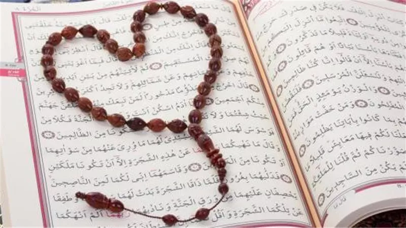هل يجوز كتابة بعض الآيات من القرآن الكريم بالطريقة الإملائية بالمصحف؟