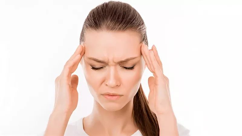 هل يسبب نقص الماء الصداع؟.. علامات تكشف حاجة الجسم للسوائل