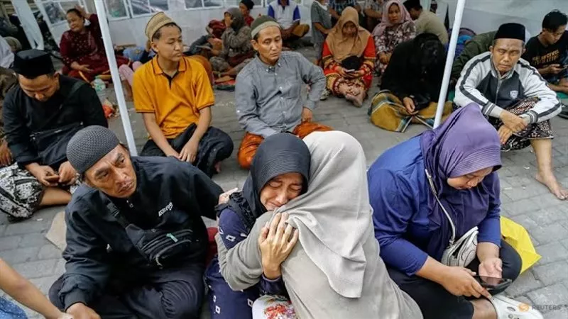 63 قتيلا في انهيار مدرسة في إندونيسيا والبحث عن المفقودين مستمر